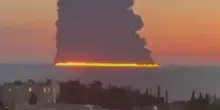 Petroliera in fiamme nel Mar Nero: la linea di fuoco vista dalla costa