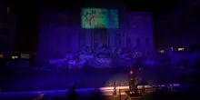 La Fontana di Trevi si illumina e proietta le parole di Erri de Luca
