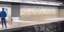 Fontana d'acqua spunta nella metro di Roma per il maltempo: viaggiatori attoniti