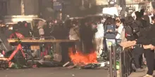 Parigi, barricate e cassonetti a fuoco vicino l'universit&agrave; Panth&eacute;on-Assas. Interviene la polizia
