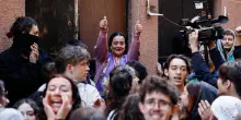 Madrid, fanno scudo a una famiglia con tre figli e fermano lo sfratto: "Tamara non sei sola"