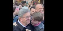 Proteste studentesche in Francia, l'abbraccio tra M&eacute;lenchon e il giovane Elwan diventa virale