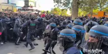 Tensioni studenti-polizia a place de la Bastille, il video della carica