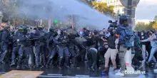Parigi, cannone ad acqua per contrastare i manifestanti alla Bastiglia, il video