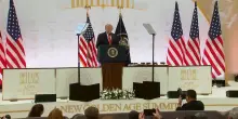 Trump congela l'offensiva contro l'Iran: non sar&agrave; prima delle elezioni di midterm