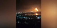 L'incendio divampa in lontananza: attacco droni al terminal di petrolio di Rostov
