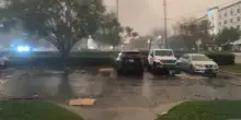 L'uragano Isaias si abbatte sulla Florida: l'hotel rimane al buio mentre i clienti cercano riparo