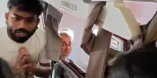 India, fermato sull'aereo il leader degli "scarafaggi": "Arrestatemi. Non ho paura"