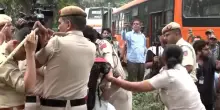 India, Nuova Delhi blindata contro la protesta degli "scarafaggi": 200 fermati