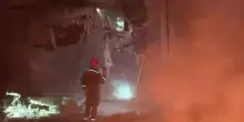 Fuoco e fiamme dopo il raid aereo russo su Zaporizhzhia, diversi morti e feriti