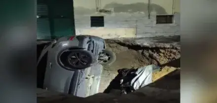 Nubifragio a Napoli, finisce con un'auto in una voragine di 5 metri ma si salva