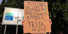 Milano, al corteo per Gaza numerosi cartelli contro il sionismo equiparato al fascismo