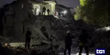 Teli bianchi e lacrime a Zaporizhzhia: per ogni barella c&rsquo;&egrave; chi piange i suoi cari