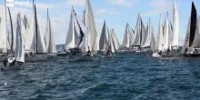 Barcolana 58, vele e incidenti alla prima boa: troppe imbarcazioni a caccia del vento