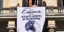 +Europa srotola grande foto da balcone sede a un mese da scomparsa di Emma Bonino