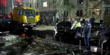 Kharkiv, auto carbonizzate dopo il violento attacco russo che ha provocato 3 morti