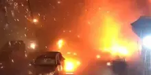 L'improvvisa esplosione scuote le telecamere di sorveglianza a Kharkiv