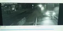 Camion impazzito fuori controllo sfonda guardrail vicino a una stazione degli autobus