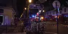 Le immagini del violento incendio che ha distrutto lo storico mercato Enfants Rouges