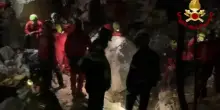 I soccorsi febbrili per salvare lo speleologo intrappolato nella grotta crollata in Sardegna