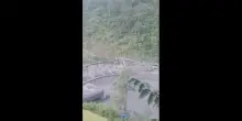 La furia dell'acqua che travolge un intero ponte, trascinato come un giocattolo nel fiume in piena