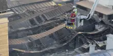 I vigili del fuoco al lavoro tra le macerie del mercato coperto bruciato a Parigi