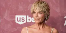 Un volo da incubo: Selma Blair perde il controllo, aggredisce hostess e agenti e finisce in manette