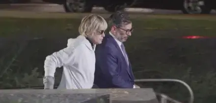 Selma Blair lascia il tribunale di New York dopo l'arresto sul volo Delta