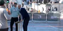 Il principe William ferma il traffico di Londra per giocare a cricket