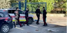 Tentato furto a un'azienda orafa, albero reciso e auto in fiamme per bloccare la strada: 8 arresti