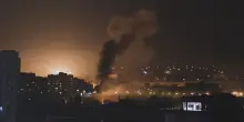 Inferno a Kharkiv: droni e bombe plananti sventrano un palazzo nella notte