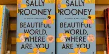 Londra mette al bando i libri di Sally Rooney, sostenitrice di Palestine Action