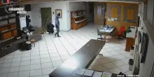 Il commando entra in azione nel caveau, poi la fuga: il video dell'assalto sventato