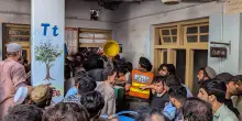 Pakistan, crolla il tetto in una scuola: muoiono 32 bambini, decine i feriti