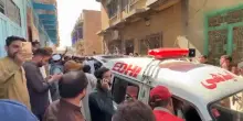 Crolla il tetto di una scuola in Pakistan, 28 morti e 30 feriti. I soccorritori al lavoro