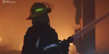 Kropyvnytskyi, vigili del fuoco spengono l'incendio causato da attacco di droni
