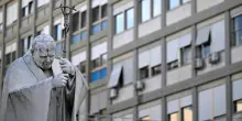 Papa Leone dopo l'operazione riprende a lavorare: "Dalla radiografia buona ripresa del polmone"
