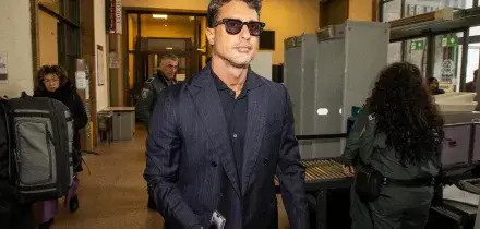 Fabrizio Corona non si ferma all'alt dei carabinieri: inseguito per 700 metri, guidava senza patente