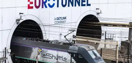 Treno merci contro un minibus al Tunnel della Manica: 19 feriti, traffico bloccato