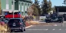 Paramedici in attesa presso la Silver Rail Elementary School a Bend, in Oregon