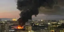 Napoli, grosso incendio in un capannone industriale. Alta colonna di fumo: chiudere porte e finestre