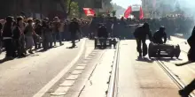 Tensione a Roma, studenti spingono cassonetti e lanciano bombe carta