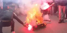 Corteo scuola a Torino, bruciato un carro armato di cartone