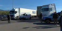 Calabria, incolonnati i camion del corriere GLS a Gizzeria: polizia e carabinieri presidiano