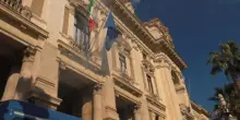 Studenti lanciano fuochi contro il Ministero dell'Istruzione a Roma