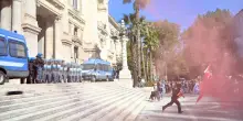 Proteste degli studenti, a Roma scene da guerriglia. Cortei a Milano, Torino, Bologna e Padova