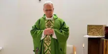 Il Papa al Gemelli: "Costante miglioramento, lavora autonomamente". L'Angelus di domenica ci sar&agrave;