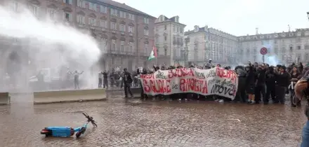 Tensione a Torino, azionato l'idrante contro gli studenti in piazza