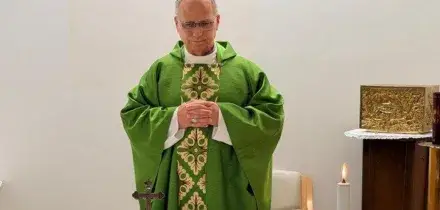 Il Papa al Gemelli: "Costante miglioramento". L'Angelus di domenica ci sar&agrave;, diffuse le prime foto