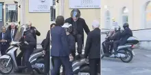Il cardinale Matteo Zuppi dribbla i giornalisti a bordo di un scooter